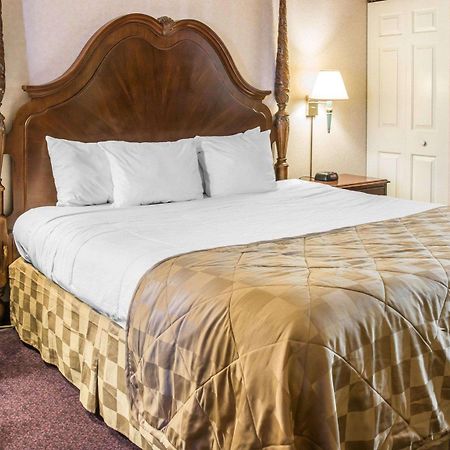 Clarion Hotel Beachfront Mackinaw City Buitenkant foto