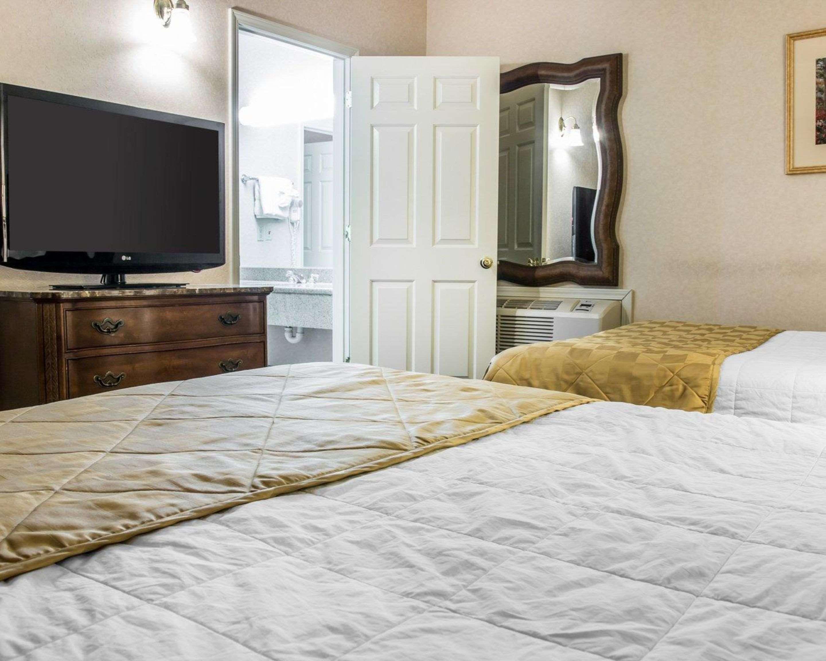 Clarion Hotel Beachfront Mackinaw City Buitenkant foto