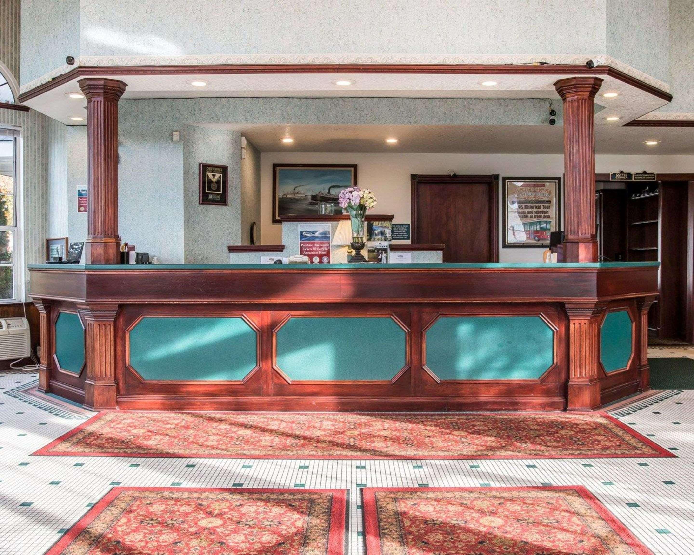 Clarion Hotel Beachfront Mackinaw City Buitenkant foto