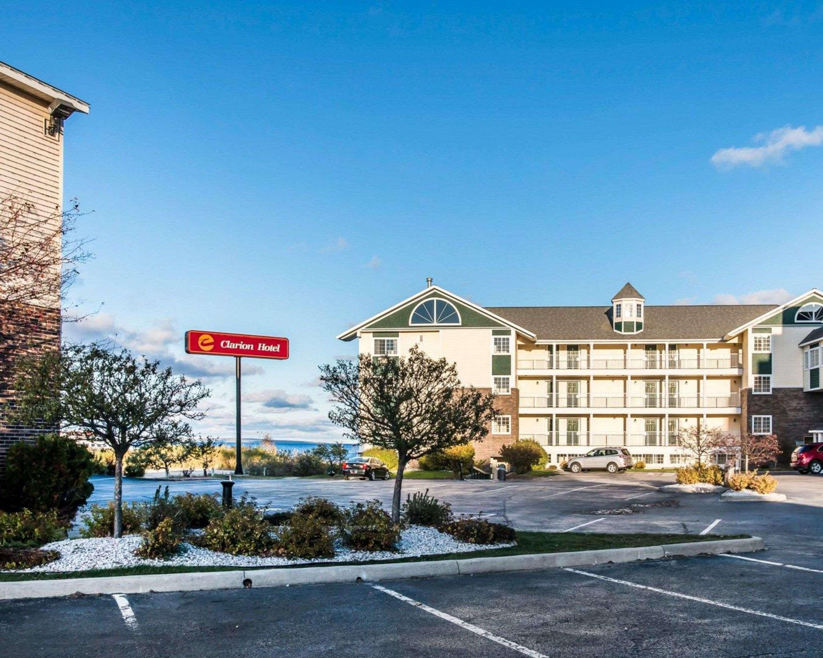 Clarion Hotel Beachfront Mackinaw City Buitenkant foto