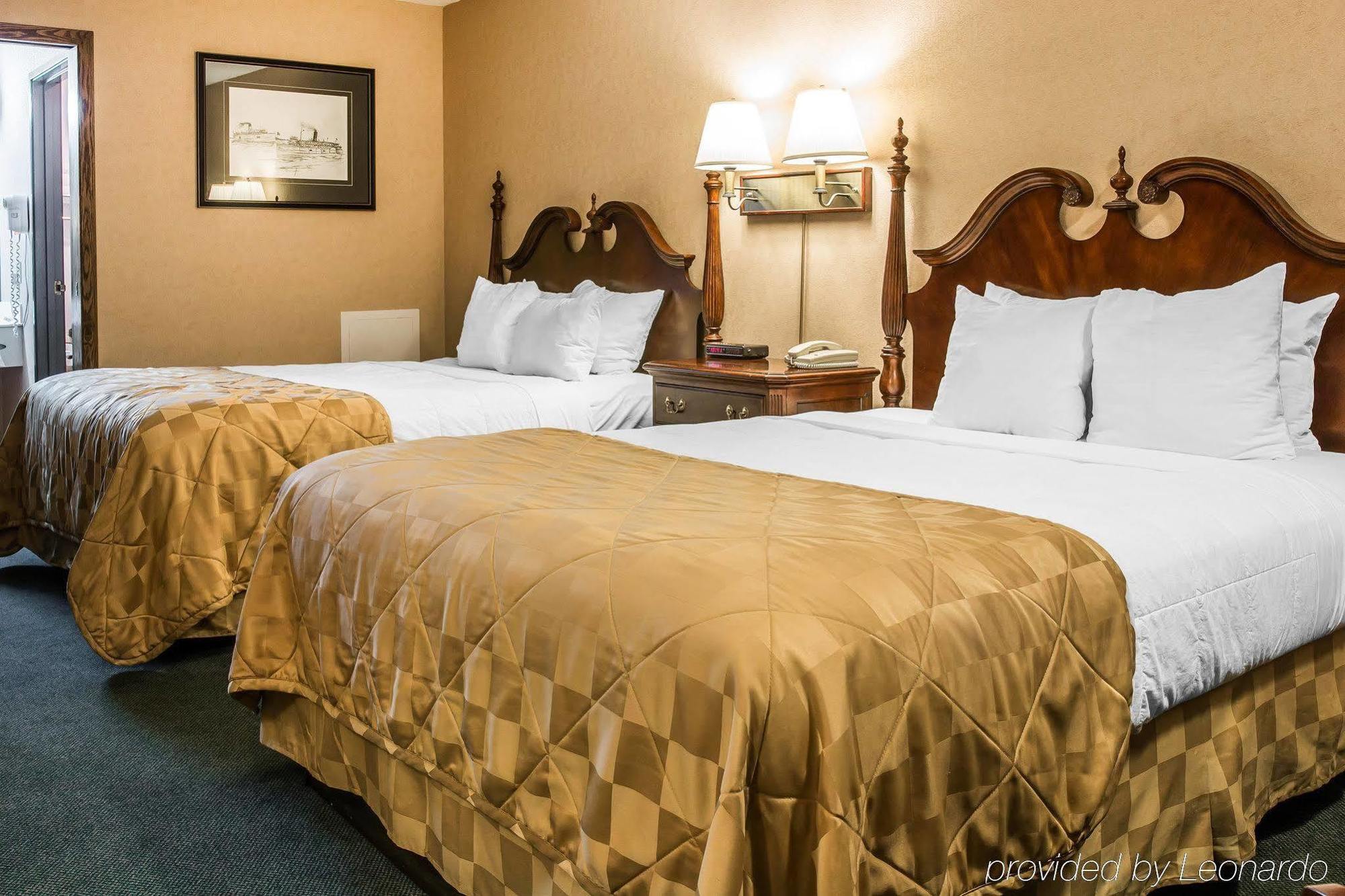 Clarion Hotel Beachfront Mackinaw City Buitenkant foto